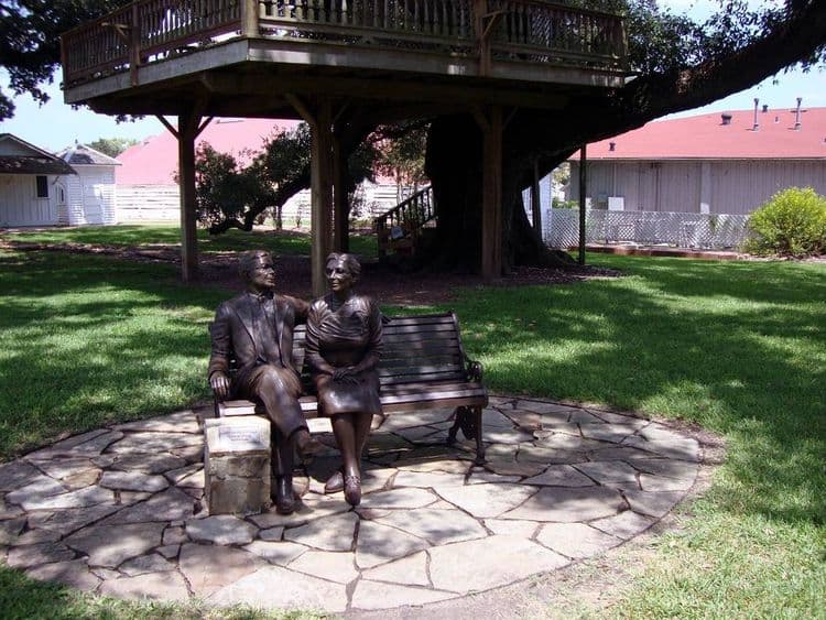 Monuments - Mamie and Albert George, The Spirit of Giving - Hero Image