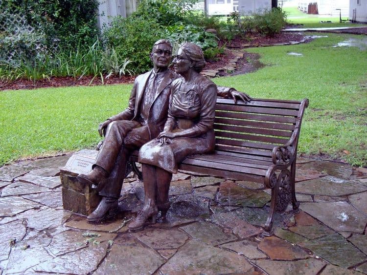 Monuments - Mamie and Albert George, The Spirit of Giving - Thumbnail 2